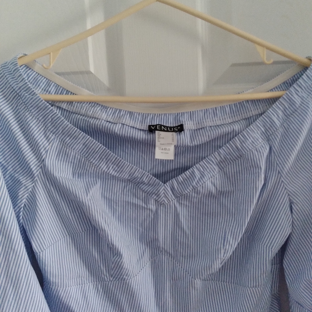 V neckline puff sleeve blouse - Picture 3 of 4